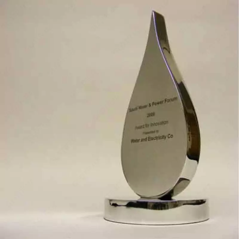 mukofotlar haykalchalar metalldan yasalgan qadahlar Tematik suvenirlar