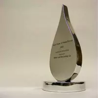 mukofotlar haykalchalar metalldan yasalgan qadahlar Tematik suvenirlar