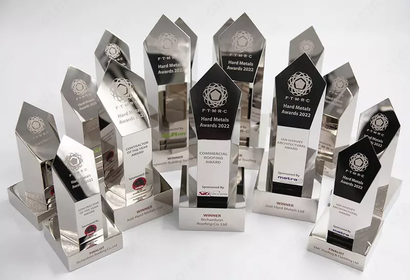 metall kuboklar medallar haykalchalar