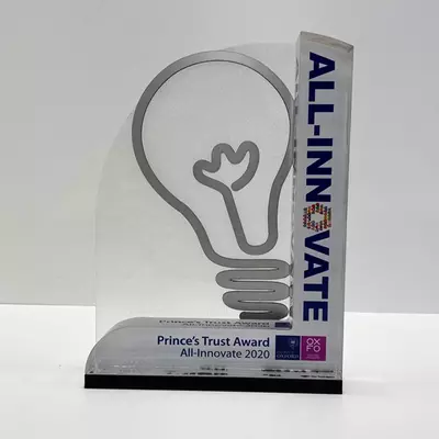 metall kuboklar medallar haykalchalar