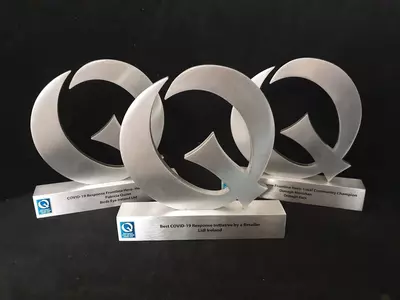 metall kuboklar medallar haykalchalar