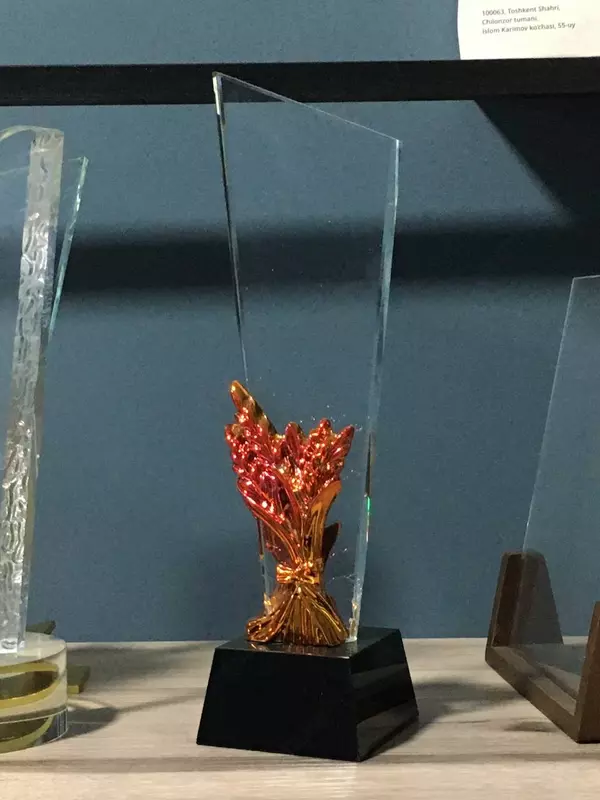 kristallar buyurtma bo'yicha esdalik sovg'alari bilan taqdirlaydi Chakana savdo