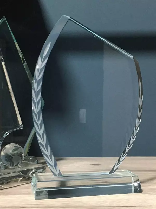 kristallar buyurtma bo'yicha esdalik sovg'alari bilan taqdirlaydi награды сувениры подарки кубки призы медали статуэтки