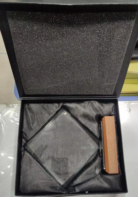 kristallar buyurtma bo'yicha esdalik sovg'alari bilan taqdirlaydi - Tovarlarni targ'ib qilish va reklama suvenirlari