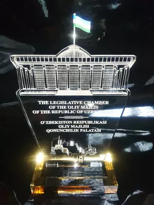 yodgorlik haykalchasi mukofoti sovg'a buyurtma qilish uchun