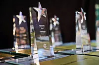 biznes sovg'alari mukofotlar haykalchalar esdalik sovg'alari - награды сувениры подарки кубки призы медали статуэтки