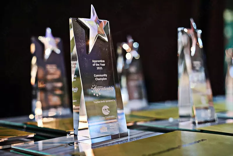 biznes sovg'alari mukofotlar haykalchalar esdalik sovg'alari - награды сувениры подарки кубки призы медали статуэтки