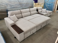 Yashash xonasidagi katta burchakli divan