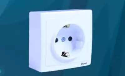 Одноместная наружная электророзетка (с заземлением) "Dusel" Rich-105