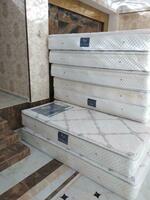 Ishlab chiqaruvchidan har qanday o'lchamdagi maxsus matraslar arzon narxda Chakana savdo