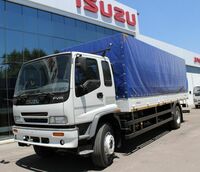 Грузовой автомобиль с бортовым каркасно-тентовым кузовом на базе шасси ISUZU FVR 33P