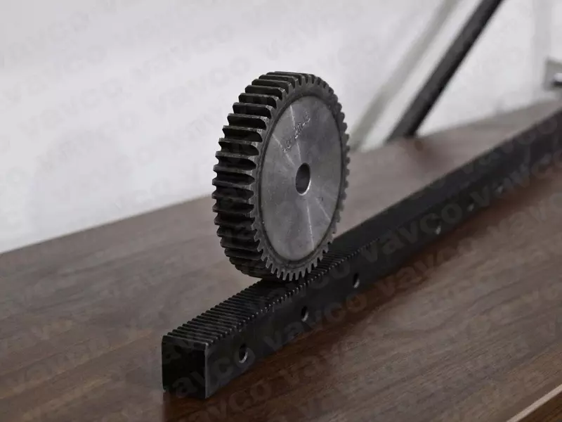 Прямозубая зубчатая рейка и шестерни