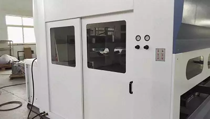 Fasadlarni (eshiklarni)bo'yash uchun avtomatlashtirilgan kamera - по запросу