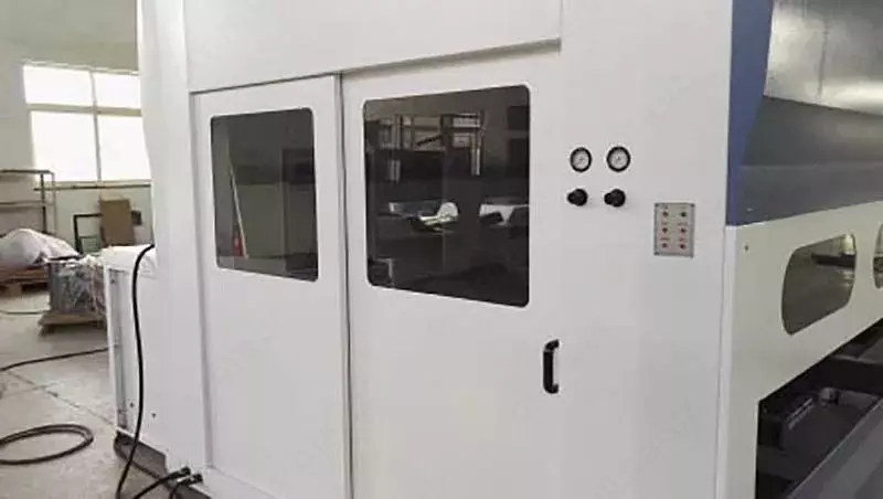 Автоматическая покрасочная камера для мебельных деталей - по запросу