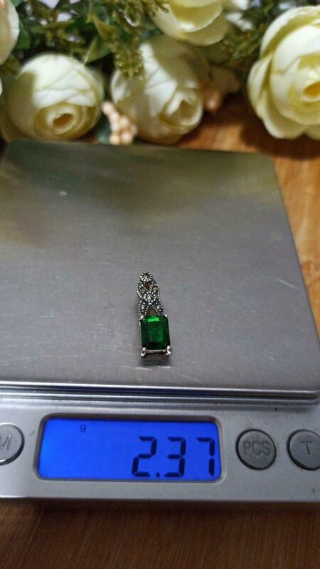 Серебряная подвеска с зеленым камнем