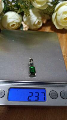 Yashil toshli kumush kulon