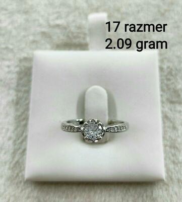 Классическое кольцо из серебра с камнем