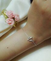 "Clover" kumush bilaguzuk - 32 000 so'm