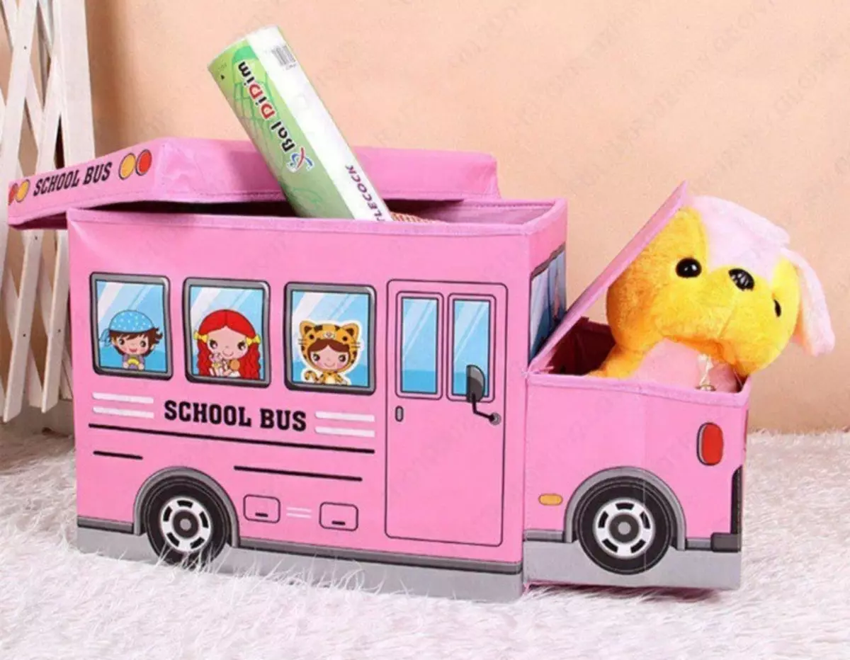 Розовый игрушечный автобус