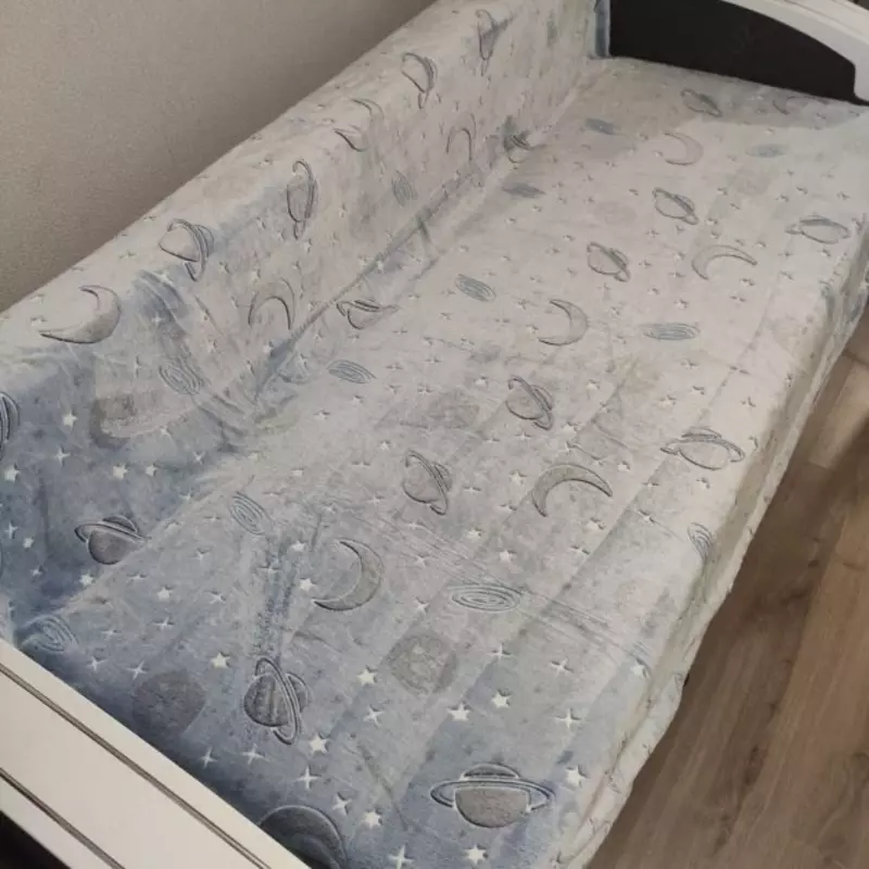 которые приятно светятся в темноте. Такие пледы гармонично использоват