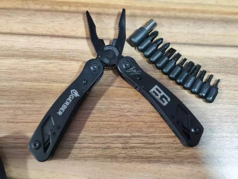 Мультитул Gerber. Мультитул - лучший туристический помощник каждого мужчины. Мультитул 9 в 1 станет вашей палочкой-выручалочкой в любой ситуации. Мультитул изготовлен из нержавеющей стали