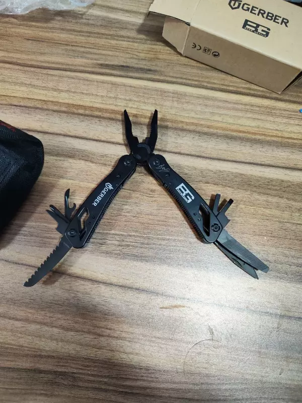 Мультитул Gerber. Мультитул - лучший туристический помощник каждого мужчины. Мультитул 9 в 1 станет вашей палочкой-выручалочкой в любой ситуации. Мультитул изготовлен из нержавеющей стали