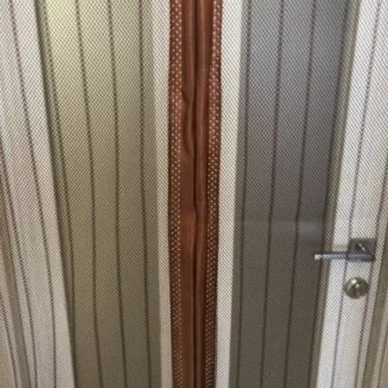 Дверная москитная сетка на магнитах - универсальный гаджет для беспроблемного очищения бытового пространства от насекомых. Благодаря магнитам антимаскитная сетка быстро и плотно закрывается за человек Только в розницу