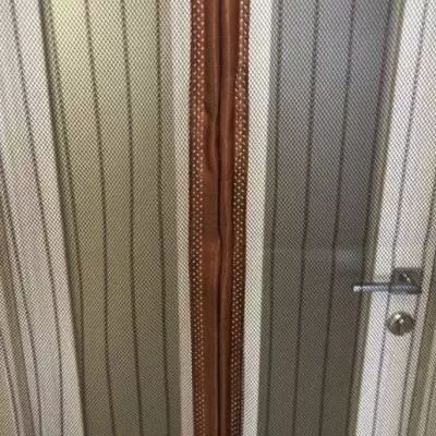 Дверная москитная сетка на магнитах - универсальный гаджет для беспроблемного очищения бытового пространства от насекомых. Благодаря магнитам антимаскитная сетка быстро и плотно закрывается за человек Chakana savdo