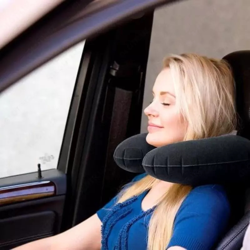 Дорожная подушка Intex 68675 Легкая и компактная надувная подушка с поверхностью «бархат». Подушка обеспечивает правильное положение головы во время сна при длительных поездках и перелетах. Снижает