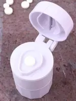 Делитель таблеток незаменимая вещица в быту. Как часто вы хотели ровно разрезать маленькую пилюлю? Теперь у вас не будет никаких проблем