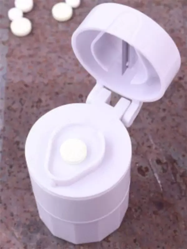 Делитель таблеток незаменимая вещица в быту. Как часто вы хотели ровно разрезать маленькую пилюлю? Теперь у вас не будет никаких проблем, одно нажатие и таблетка разрезана точно по центру. В нижней ча