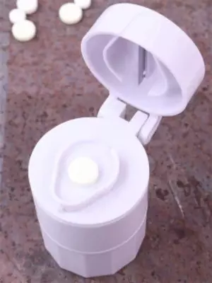 Делитель таблеток незаменимая вещица в быту. Как часто вы хотели ровно разрезать маленькую пилюлю? Теперь у вас не будет никаких проблем