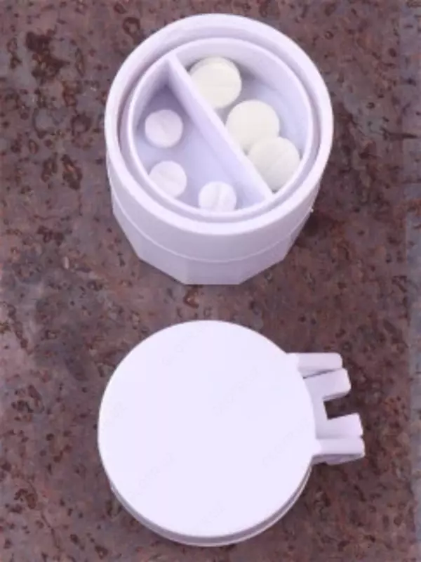 Делитель таблеток незаменимая вещица в быту. Как часто вы хотели ровно разрезать маленькую пилюлю? Теперь у вас не будет никаких проблем, одно нажатие и таблетка разрезана точно по центру. В нижней ча