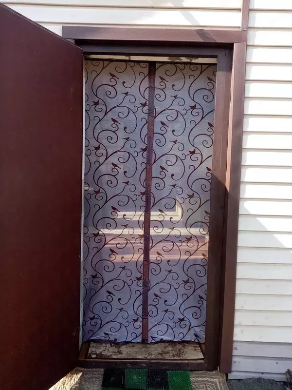 Москитная шторка на дверь высота 210х ширина 100 см (по 50 см на створку). Шторки смыкаются автоматически с помощью магнитов. Москитная сетка применяется для защиты дверных проемов от пыли, пыльцы, пу