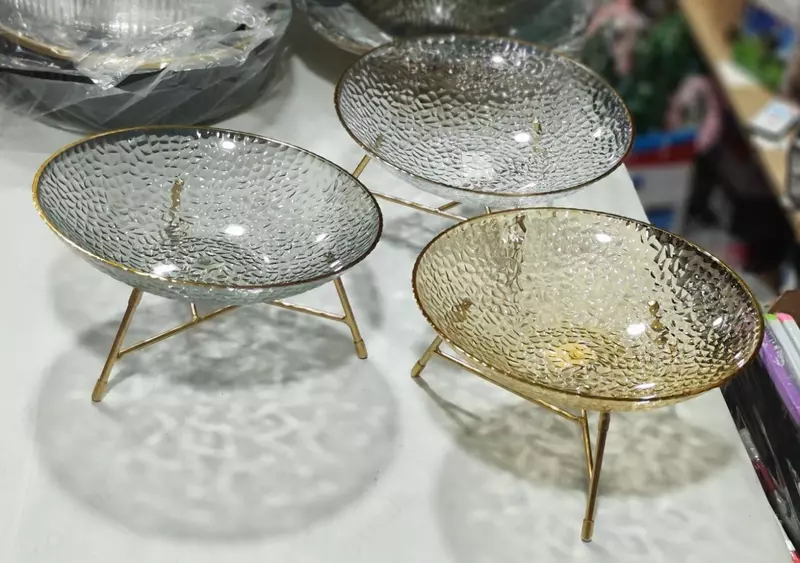 Блюдо на подставке в ассортименте. материал акрил. качество огонь. для фруктов сладостей и т.д. цены от 70 000 и выше