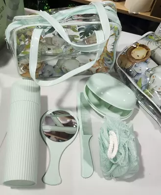 так так в наборе есть необходимые предметы для душа . В состав набора вход