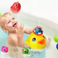 Игрушка для купания “Китёнок”Волшебный китёнок  покоряя водную гладь  разбрызгивает тонкие струйки воды и дарит настроение своему маленькому компаньону во время купания. Забавная игрушка имеет необыкн