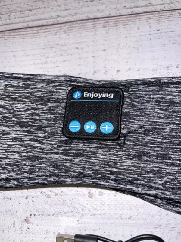   Повязка на голову с Bluetooth гарнитурой Аксессуар в виде спортивной повязки на голову с блютуз-гарнитурой  позволяющей принимать звонки и слушать музыку  не доставая при этом смартфон из кармана. Нов