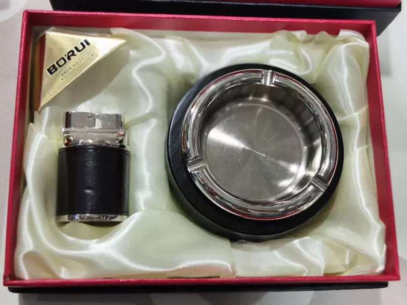 Пепельница и зажигалка