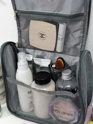 140 000 сум / шт. Косметичка дорожная подвесная для хранения и организации косметики Mior. Прекрасный вариант для повседневного использования. Органайзер позволяет удобно разместить всю косметику по отделам