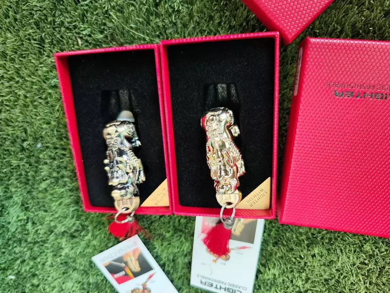  [ Альбом ] Широко используемая зажигалка-брелок со спичками. Это незаменимый спасательный инструмент для пикников  барбекю  фейерверков и многих других чрезвычайных ситуаций  связанных с выживанием. Е - Зажигалки