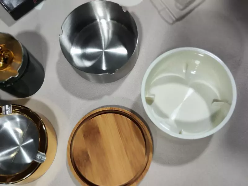  Пепельница Хайтек в белом цвете - стильный настольный аксессуар. Если вы ищете интересный практичный и хороший  но недорогой подарок  обратите внимание на эту пепельницу с деревянной крышко Пепельницы