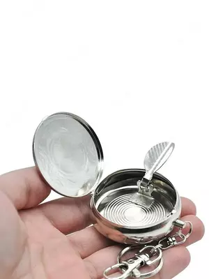 Карманная пепельница-брелок с подставкой для сигареты Портативная карманная пепельница, выполнена в виде брелока поэтому несомненно станет незаменимой вещью ! Аксессуар удобно использовать