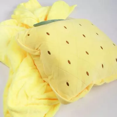 Детская мягкая игрушка 3 в 1 (игрушка, подушка, плед) будет отличным подарком на для вашего ребенка.  Мягкая игрушка имеет внутри флисовый плед размером 1,7 м*1 м. При вынимании пледа игрушка не остае