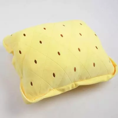 Детская мягкая игрушка 3 в 1 (игрушка, подушка, плед) будет отличным подарком на для вашего ребенка.  Мягкая игрушка имеет внутри флисовый плед размером 1,7 м*1 м. При вынимании пледа игрушка не остае