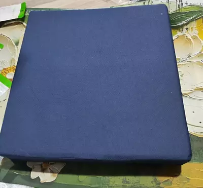 который обеспечивает мягкую и равномерную поддержку для максимального комфорта. Размер подушки составляет 42*45* высота 8см Чехол из темно-синего полиэстера/х - 450 000 сум / шт.