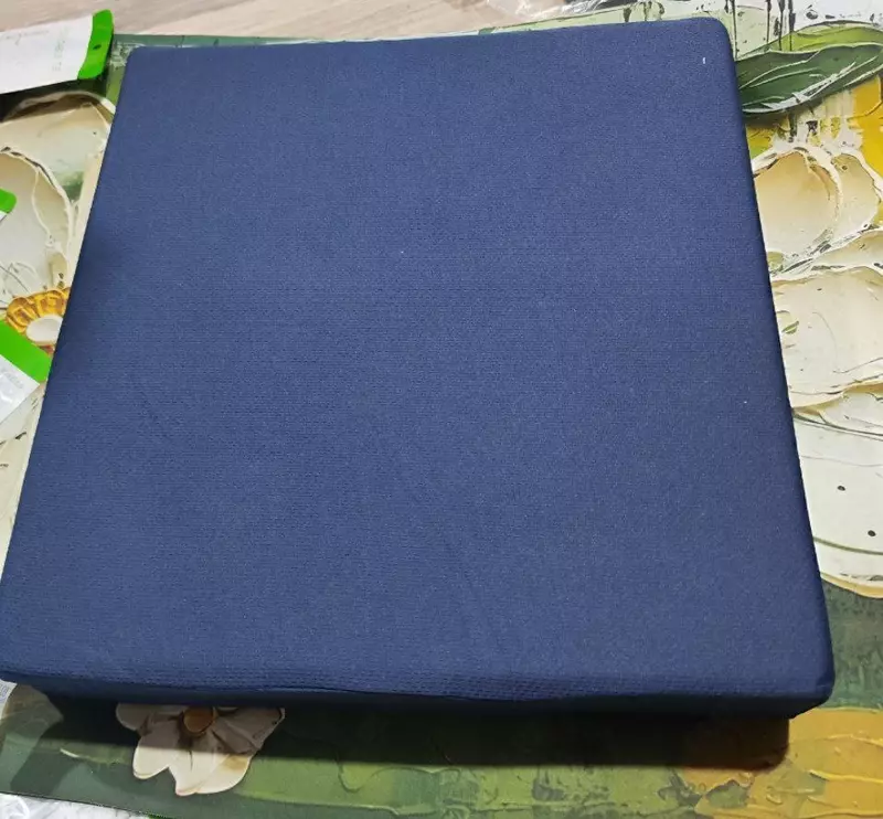 который обеспечивает мягкую и равномерную поддержку для максимального комфорта. Размер подушки составляет 42*45* высота 8см Чехол из темно-синего полиэстера/х - 450 000 сум