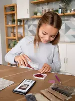 "Domashniy ugolok" XK - Алмазная мозаика из фотографии VINTAGE Представляем первую в мире Алмазную Мозаику по фотографии. Мозаика алмазная БЕЗ ПОДРАМНИКА на картонной основе от QBRIX позволяет своими руками собрать любое фот