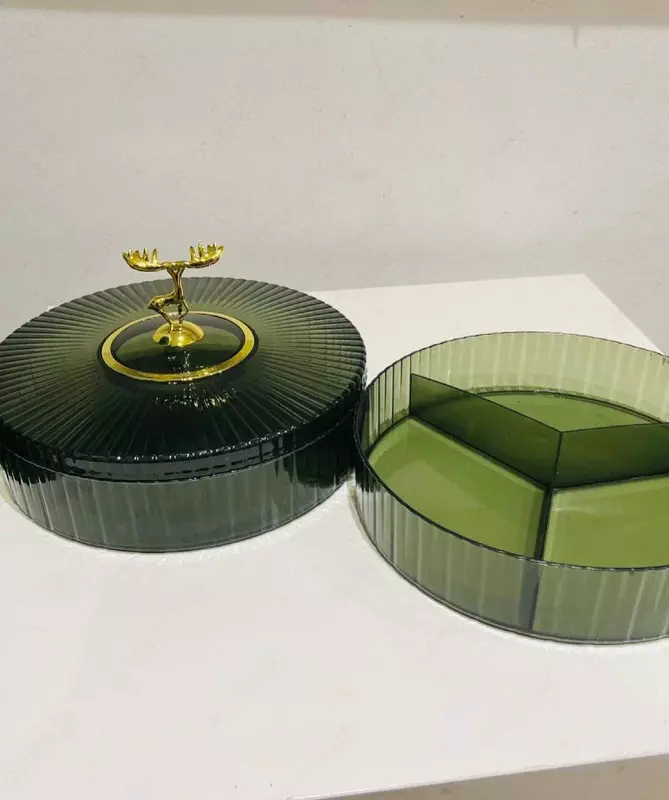 Пластиковая менажница с крышкой для сервировки