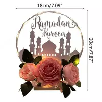   Светодиодный светильник Eid Mubarak украшен искусственными цветами.